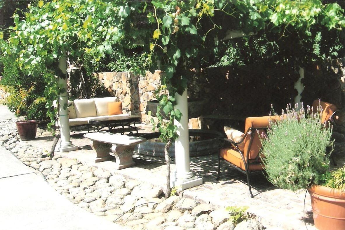 Spanish Villa Inn Сент-Хелина Экстерьер фото